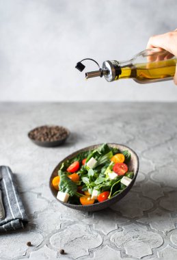 ıspanaklı salata, domates ve peynir.