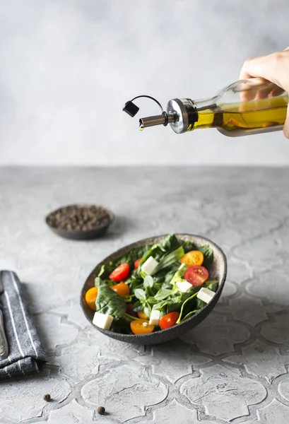 ıspanaklı salata, domates ve peynir.