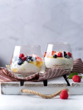 Yoğurt çileği ve reçelli bir bardak tatlı.