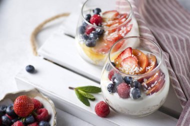 Yoğurt çileği ve reçelli bir bardak tatlı.
