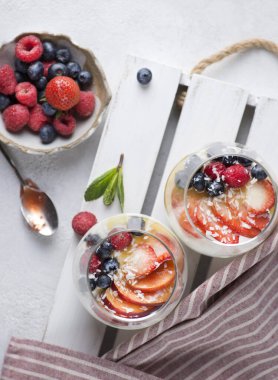 Yoğurt çileği ve reçelli bir bardak tatlı.