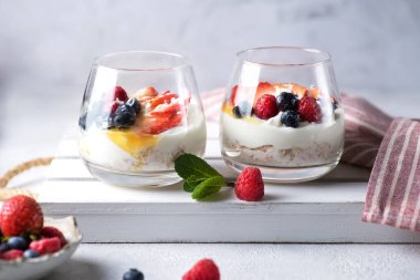 Yoğurt çileği ve reçelli bir bardak tatlı.