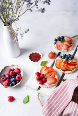 böğürtlenli sandviç bal ve reçel