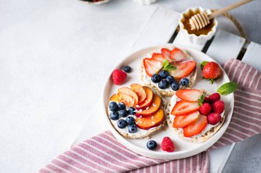 böğürtlenli sandviç bal ve reçel