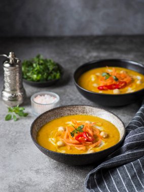 Vejetaryen havuç ve zencefil çorbası