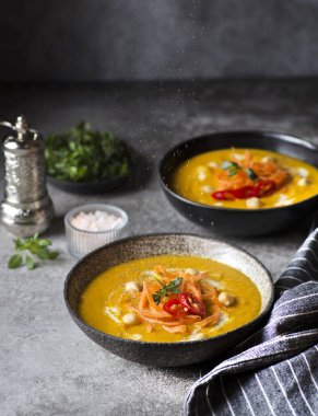 Vejetaryen havuç ve zencefil çorbası