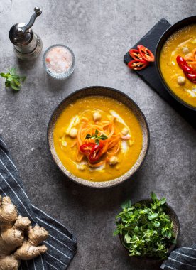 Vejetaryen havuç ve zencefil çorbası