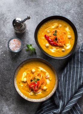 Vejetaryen havuç ve zencefil çorbası