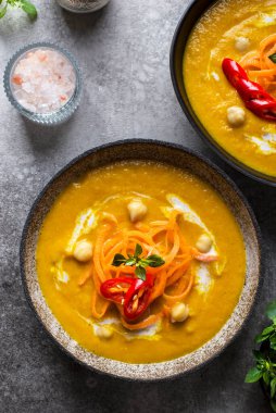 Vejetaryen havuç ve zencefil çorbası