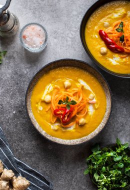 Vejetaryen havuç ve zencefil çorbası