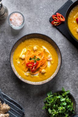 Vejetaryen havuç ve zencefil çorbası