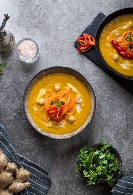 Vejetaryen havuç ve zencefil çorbası