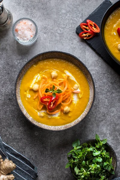 Vejetaryen havuç ve zencefil çorbası