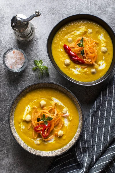 Vejetaryen havuç ve zencefil çorbası