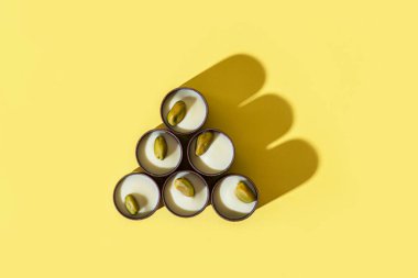 Sarı arka planda çikolata şekeri