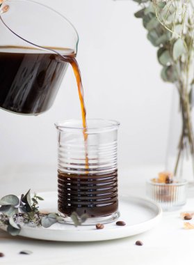 Hafif arka planda sütlü kahve yapmak