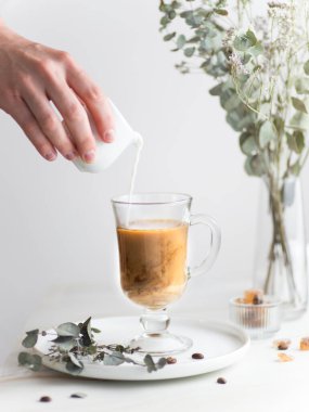 Hafif arka planda sütlü kahve yapmak