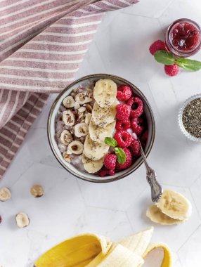 Ahududulu yulaf lapası muz ve hindistan cevizi sütlü fındık.