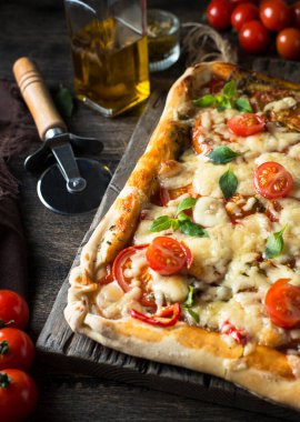 Domatesli ve peynirli kare pizza.