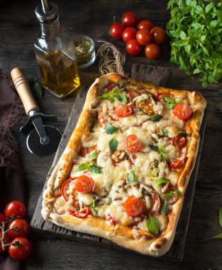 Domatesli ve peynirli kare pizza.
