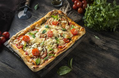 Domatesli ve peynirli kare pizza.