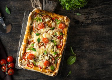 Domatesli ve peynirli kare pizza.