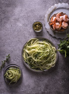 Vejetaryen yeşil kabak ve bezelyeli erişte.