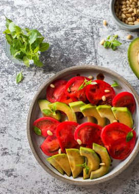 Çam fıstıklı avokado ve domates salatası