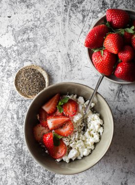 Çilek ve chia tohumlu süzme peynir.