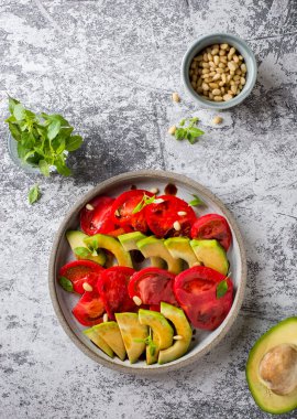Çam fıstıklı avokado ve domates salatası