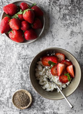 Çilek ve chia tohumlu süzme peynir.