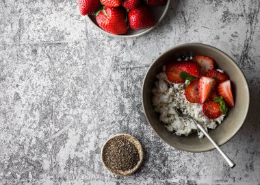 Çilek ve chia tohumlu süzme peynir.