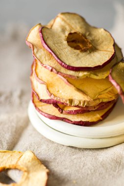 Hafif arkaplanda kurumuş elma cipsi