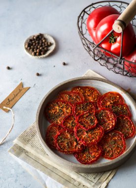 Açık arkaplanda kurutulmuş domates cipsi.