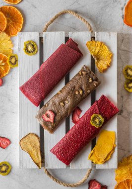 Tahtadaki meyveli ve meyveli pastil.