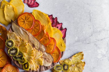 Tahtada çeşitli meyve cipsleri