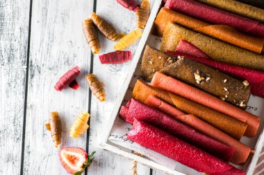 Tahtadaki meyveli ve meyveli pastil.