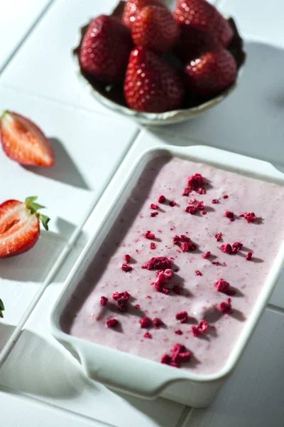 Helado de fresa en un recipiente blanco — Foto de Stock