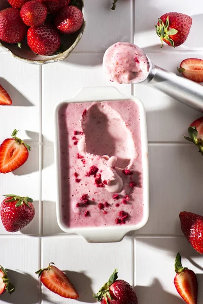 Helado de fresa en un recipiente blanco — Foto de Stock