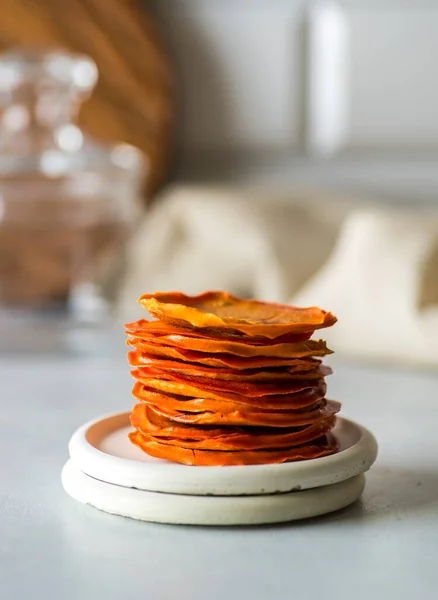 Getrocknete Kaki-Chips auf hellem Hintergrund — Stockfoto