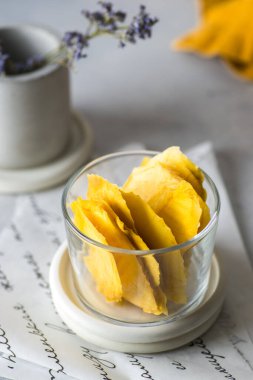 Temiz bir kavanozda kurutulmuş mango cipsi.