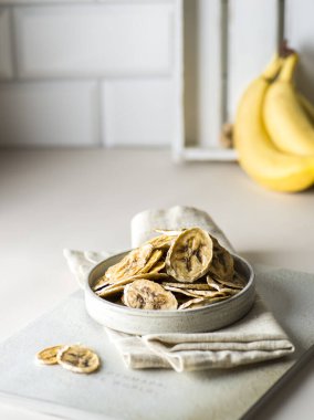 Tabakta kurumuş muz. 