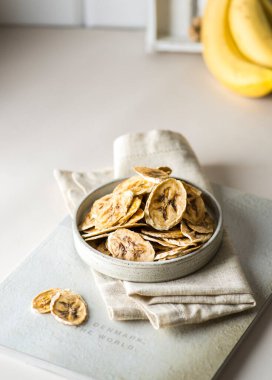 Tabakta kurumuş muz. 