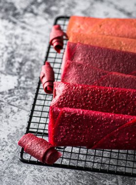 Gri arkaplandaki bir ızgarada dut pastili