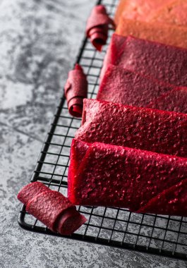 Gri arkaplandaki bir ızgarada dut pastili