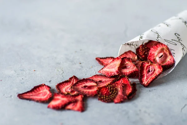 Chips de fresa seca sobre un fondo claro — Foto de Stock