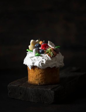 Karanlık bir arka planda paskalya pastası