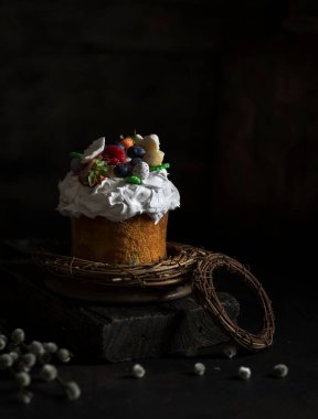 Karanlık bir arka planda paskalya pastası