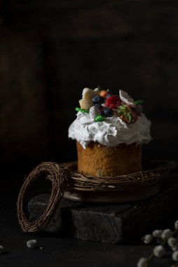 Karanlık bir arka planda paskalya pastası