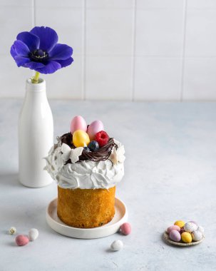 Meyvelerle süslenmiş paskalya pastası.